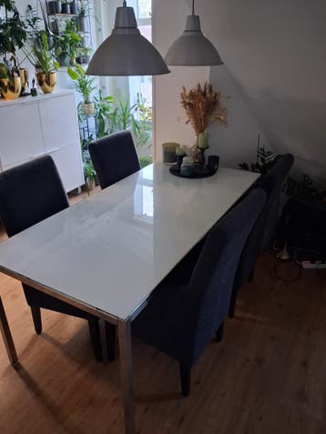 Mooie witte glazen eettafel