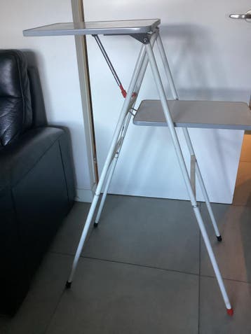 Gratis af te halen: Projectietafel in uitstekende staat