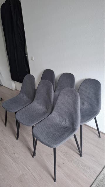 GRATIS Zes grijze eettafelstoelen