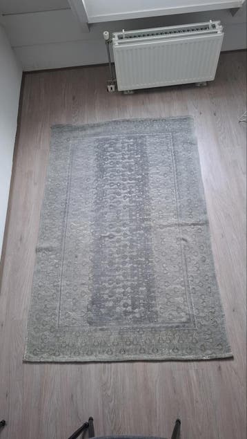 GRATIS Grijs vloerkleed met patroon