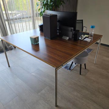 Grote houten eettafel, vergadertafel 160x160