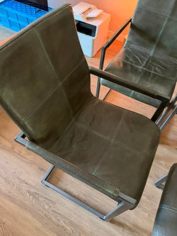 4 paar eetkamerstoelen in leder/metaal