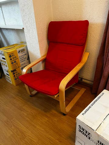 Gratis Ikea Poäng fauteuil met rode kussens