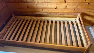 1 persoons bed 90x 200 hout massief. + matras