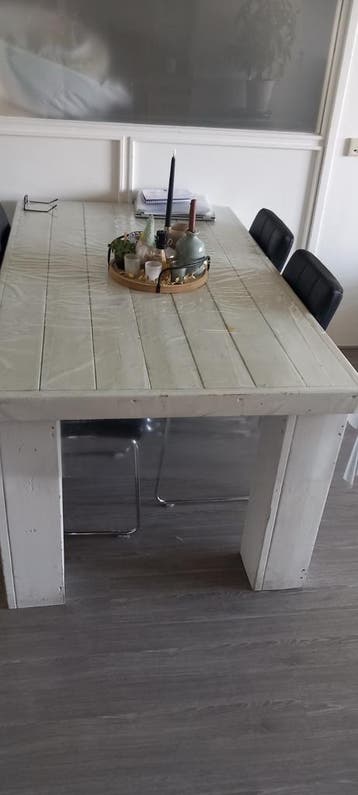 Degelijke pallet eettafel met 4 zwarte stoelen GRATIS