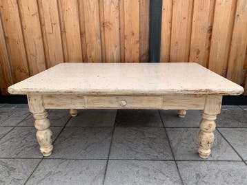 Oud gemaakt grenen salontafeltje met lade