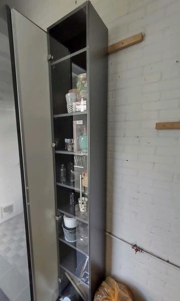 Hoge vitrine kast, glazen deur