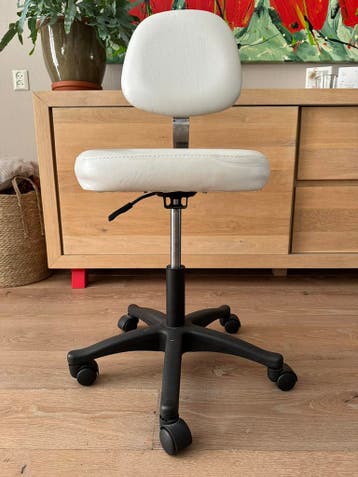 Wit leren bureaustoel of behandelstoel