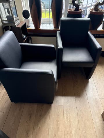 Zwarte stoelen