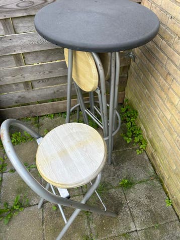 Gratis statafel met stoelen