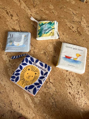 Vier babyboekjes: Nijntje, Little Dutch, Dieren en Hello Wor