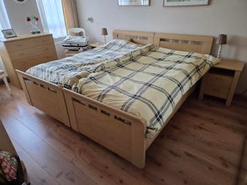 2 electrische bedden inclusief matrassen