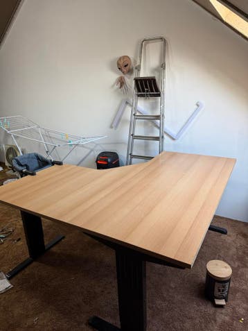 Hoekbureau - Ruim en functioneel werkblad