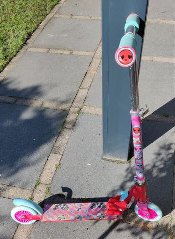 Leuke kinderstep roze/blauw met vrolijke print