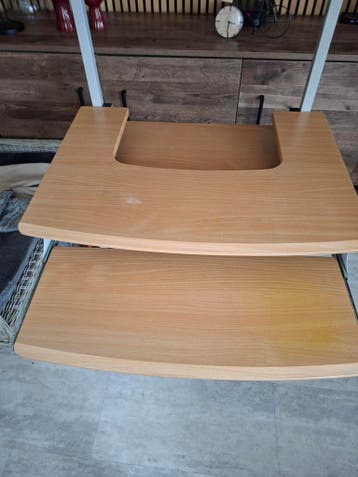 Compact computerbureau met uitschuifbaar toetsenbordblad