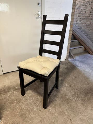 Houten stoel met kussen