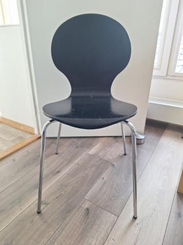 Set van 4 zwarte stoelen met lichte gebruiksporen