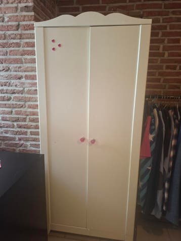 Kast en ladekastje meisjes slaapkamer