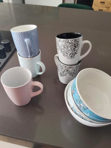 Diverse mokken en kommen