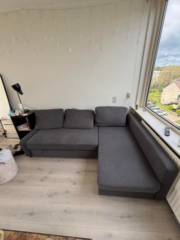 Grijze oude slaapbank