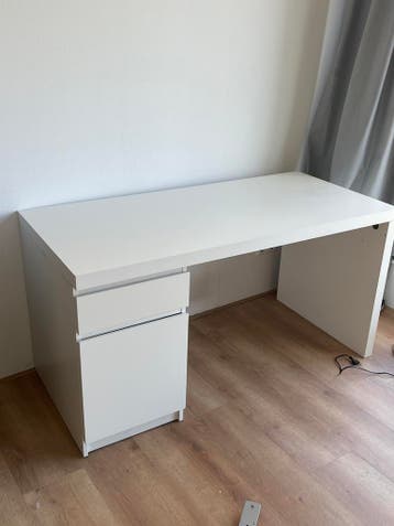 Gratis af te halen: Wit IKEA bureau met lades
