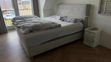 Bedframe, matras en topper gratis af te halen