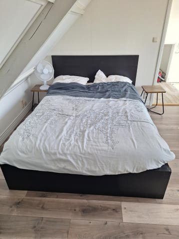 Tweepersoonsbed met lattenbodem en opbergruimte