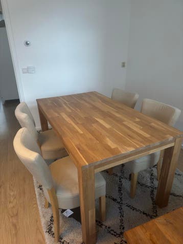 Houten eettafel met 4 beige stoelen