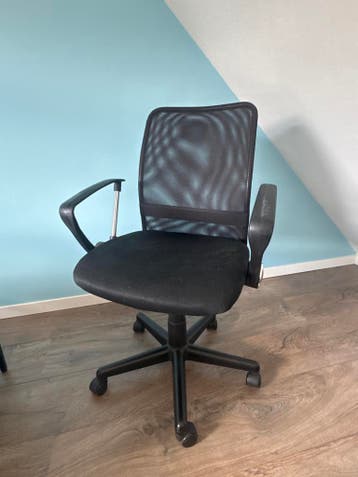 Comfortabele zwarte bureaustoel met gaasrugleuning
