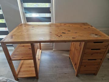 Houten bureau met lades en opbergruimte