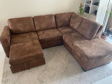 Bruine hoekbank met uitschuifbare hocker