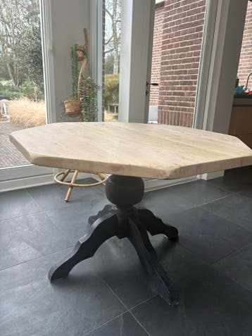 Gratis! Houten eettafel met antracietkleurige poot