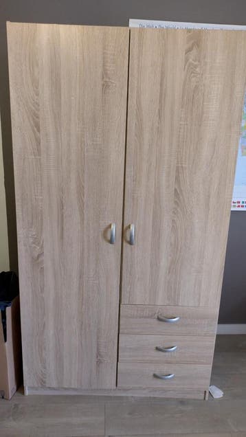 Kledingkast met planken en hangruimte