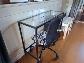 GRATIS klein bureau met bureaustoel (Ikea)