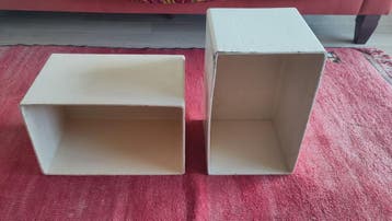 Twee witte bijzettafeltjes