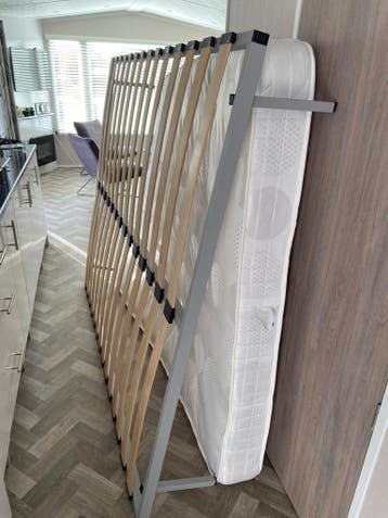 2-persoons bed met matras 160x200 (afhalen in Friesland)