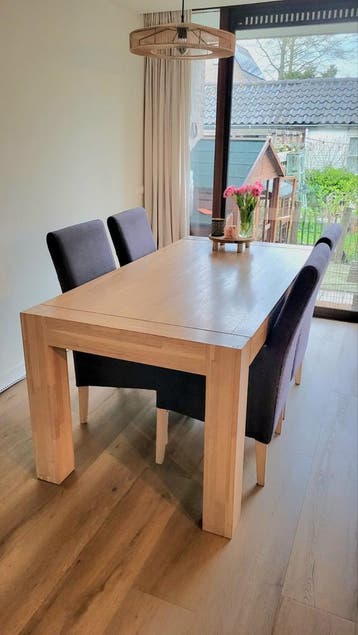 GRATIS! Massief eiken eettafel met 4 antraciet stoelen