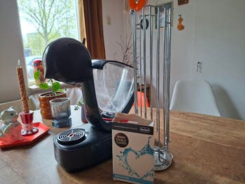Dolce gusto met reinigingsspul en cuphouder gratis ophalen
