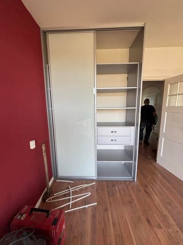 Kledingkast met schuifdeuren, planken en lades