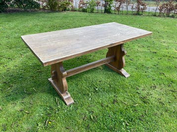 Robuuste houten tafel
