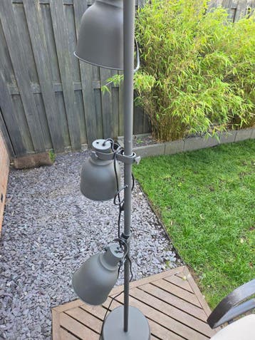 Grijze vloerlamp met drie verstelbare kappen, van de ikea