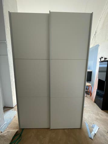 Kledingkast met schuifdeuren