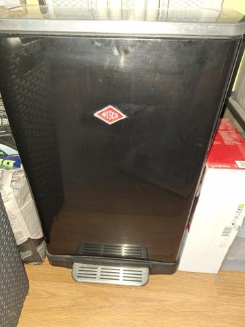 Gratis zwarte wesco vuilbak