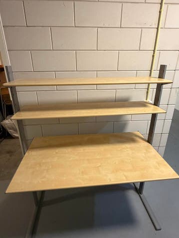 Bureau met licht houtenblad en metalen onderstel