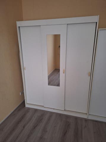 Witte kledingkast 3 deurs en spiegel