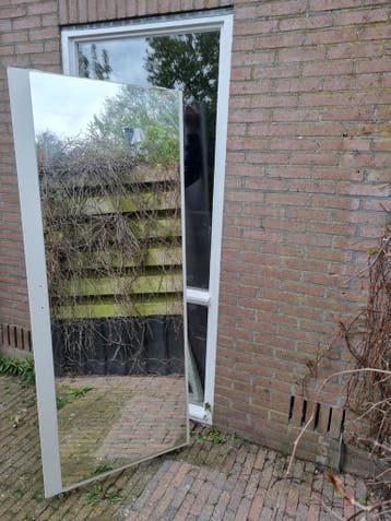 Gratis grote spiegel met wieltjes