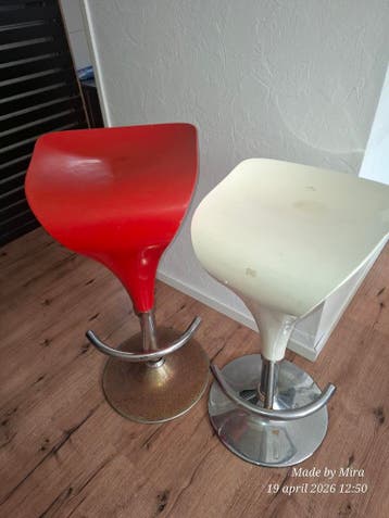 Twee barkrukken, rood en wit