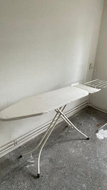 Opvouwbare metalen strijkplank