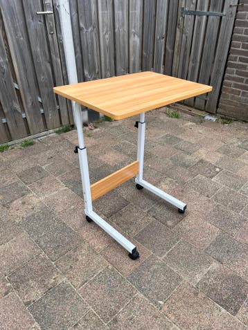 Gratis af te halen - Verstelbaar bureau / tafel op wielen