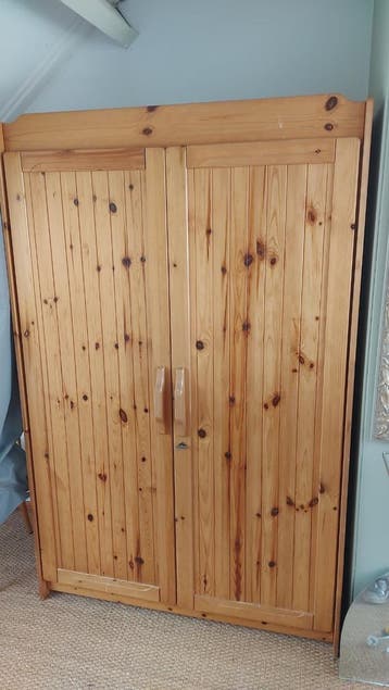 Grenen kledingkast met planken en hangruimte